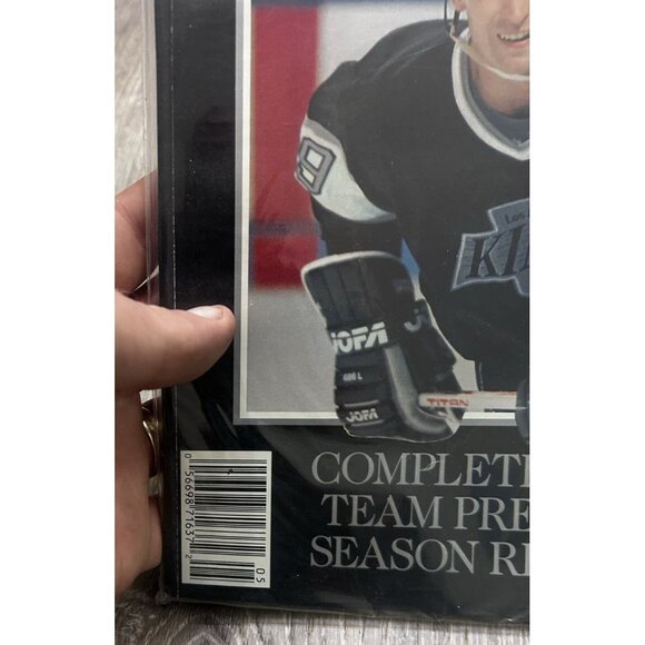 The Official 1990 NHL Yearbook Wayne Gretzky Cover 1988-1989 Stats Hockey - Picture 3 of 6